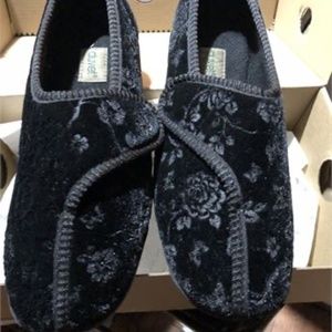 womens slippers size 5
